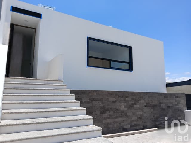 Casa en Venta de Lujo en Privado Lomalta Tres Marías con Vista Panorámica y Doble Jardín