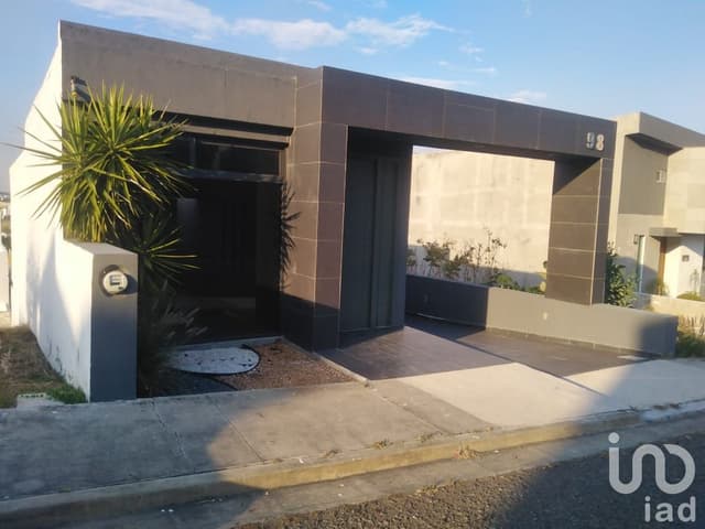 Casa en venta en Lomas del Bosque, Tres Marías – 3 recámaras con vestidor y jardín