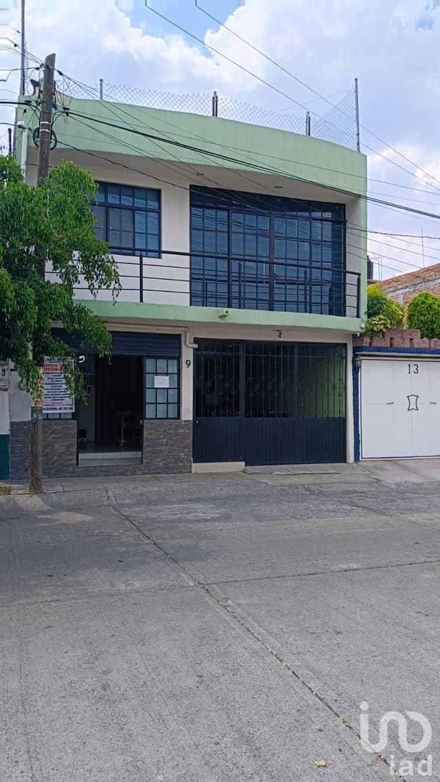 Casa en venta con local azotea, cochera en Justo Mendoza por la central y Estadio Morelos
