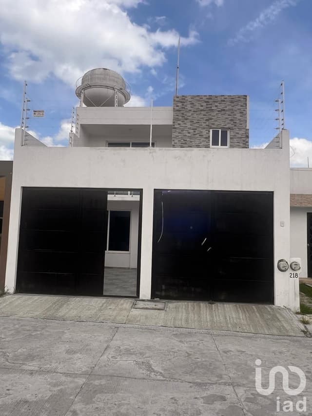 Casa en Venta Moderna con 3 Recámaras y 3 Baños en Fracc. Privado, por Tres Puentes