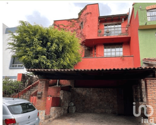 Casa en venta en El Monasterio con Jardín y Área de Asador, 3 Recámaras, 3 Baños