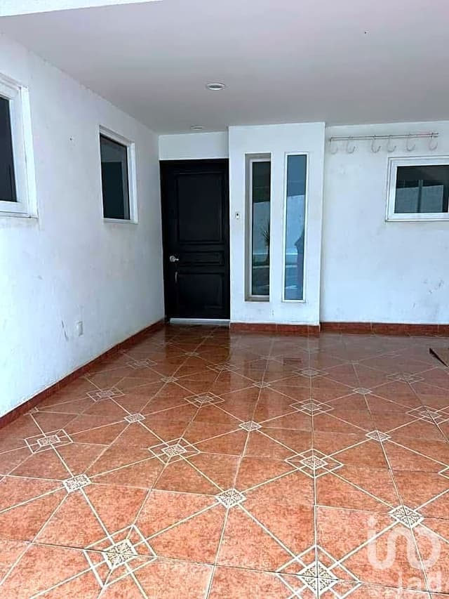 Casa en venta de 3 Niveles con Salón de Eventos y Terraza en Altozano – Fracc. Las Cruces