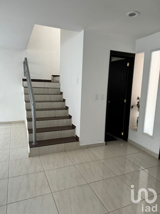 Casa en venta de 3 Niveles con Salón de Eventos y Terraza en Altozano – Fracc. Las Cruces