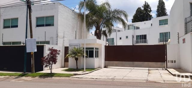 Casa en venta de 3 Niveles con Salón de Eventos y Terraza en Altozano – Fracc. Las Cruces