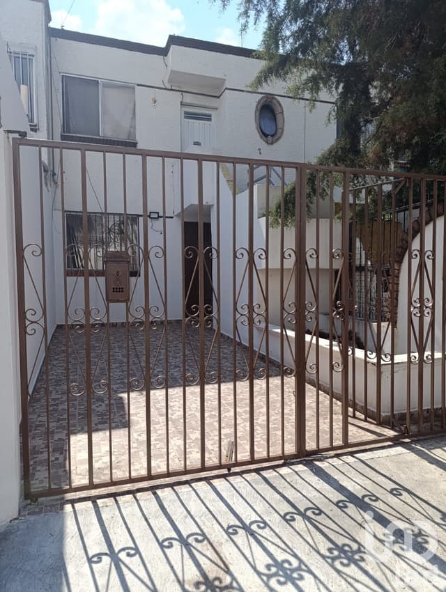 Casa en venta Dúplex Remodelada en Privado de Santiaguito 3 Recámaras Patio y Extras Nuevos