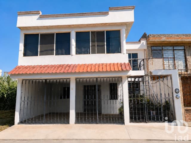 Casa Amplia en venta con departamento independiente en Ejidal Tres Puentes