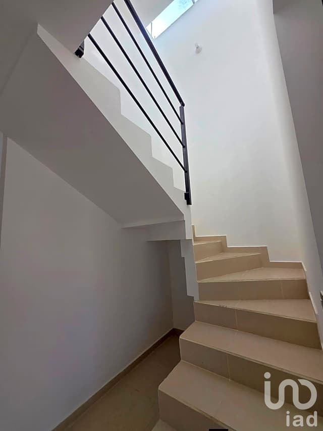 Casa en venta de 2 niveles con recámara en planta baja, zona norte de Morelia cerca de Club Erandeni