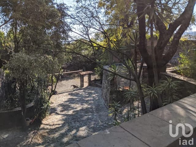 Casa en VENTA en Cuernavaca, Camino a la Montaña, 3 bungalows independientes y alberca.