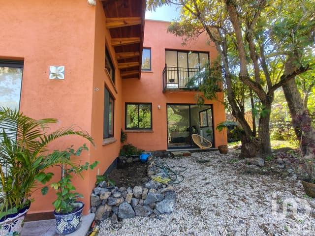 Casa en VENTA en Valle de Atongo, Tepoztlán con vistas a las montañas.