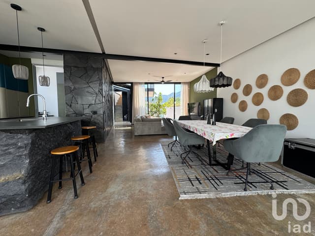 Casa en venta en Valle de Atongo, Tepoztlán con vistas a las montañas y acabados de lujo.