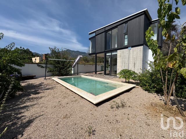 Casa en venta en Valle de Atongo, Tepoztlán con vistas a las montañas y acabados de lujo.