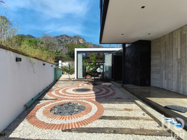 Casa en venta en Valle de Atongo, Tepoztlán con vistas a las montañas y acabados de lujo.