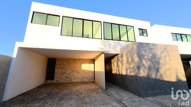 Magnífica Residencia en Privada Parque Natura, Mérida – Cuatro Recámaras y Entrega Inmediata