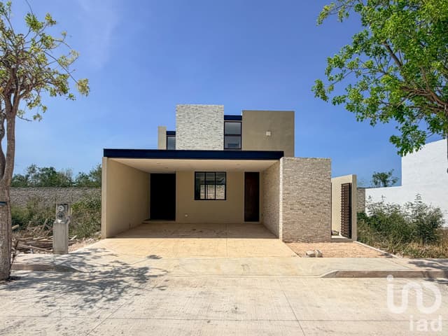 Casa de 4 Recámaras con Piscina Privada en Única Living Xcanatún Mérida