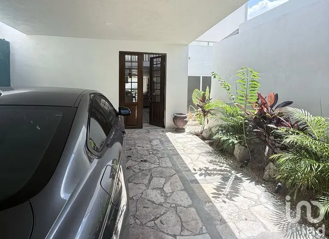 Casa Remodelada de 2 Recámaras con Piscina y Estacionamiento, La Ermita, Centro de Mérida