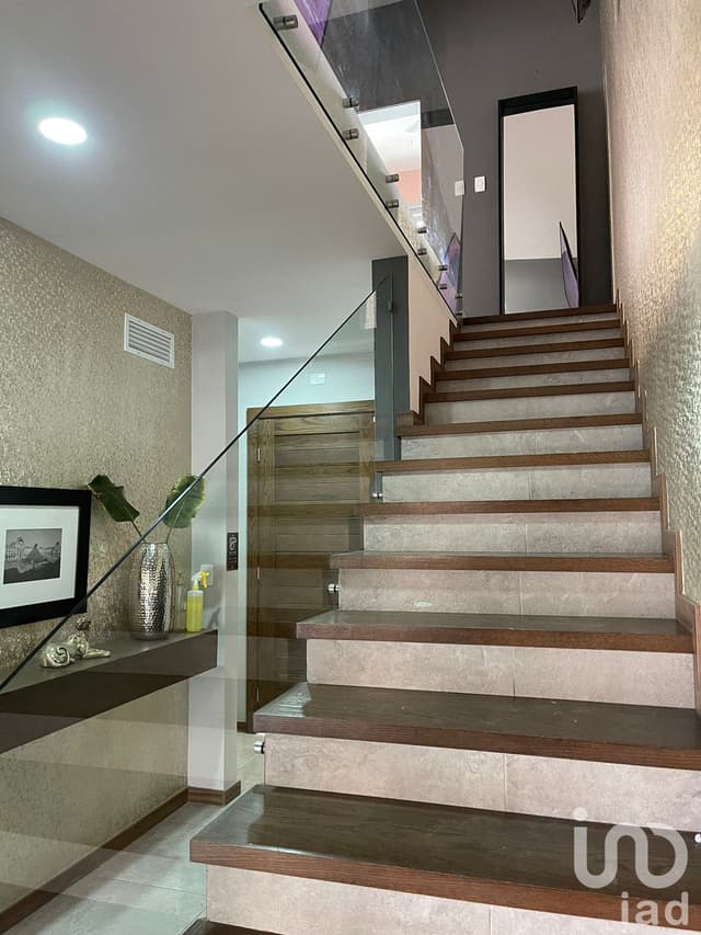 SE VENDE CASA EN ZONA SENDERO A POCO MINUTOS DEL PUEDE INTERNACIONAL ZARAGOZA