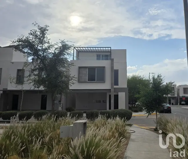 CASA DE 3 NIVELES EN VENTA ZONA CAMPOS ELISEOS