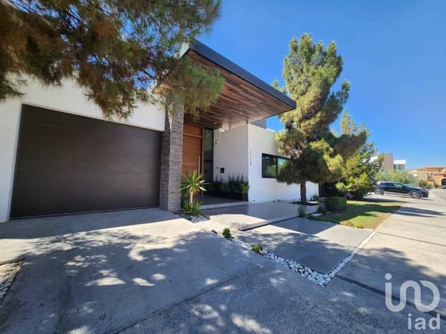 VENTA DE HERMOSA RESIDENCIA CONTEMPORANEA DE 3 NIVELES