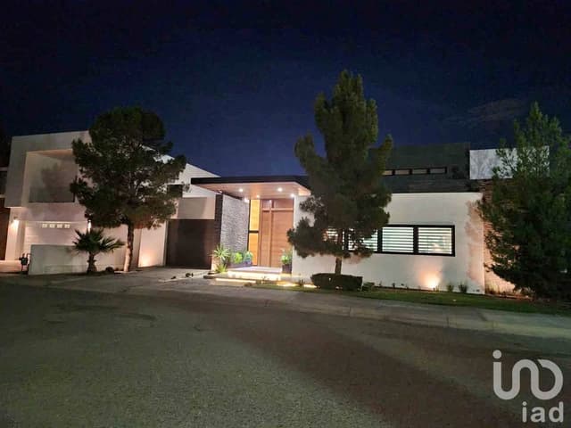 VENTA DE HERMOSA RESIDENCIA CONTEMPORANEA DE 3 NIVELES