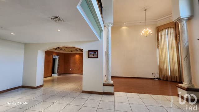 SE VENDE CASA SECTOR 2 DE CAMPOS ELISEOS DE 2 NIVENES CON ALBERCA