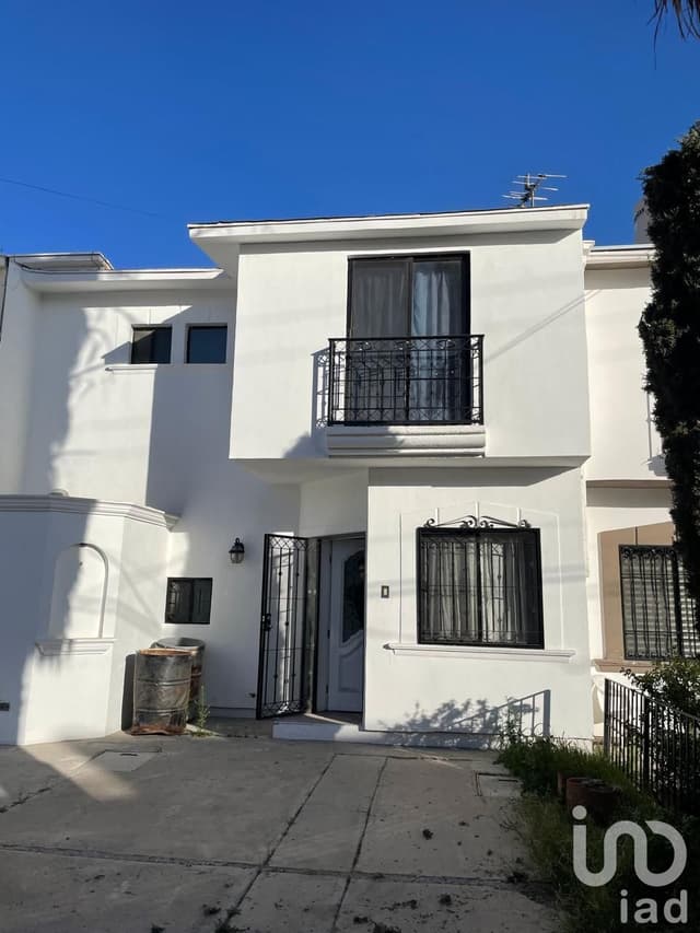 CASA EN VENTA EN LOS MANANTIALES