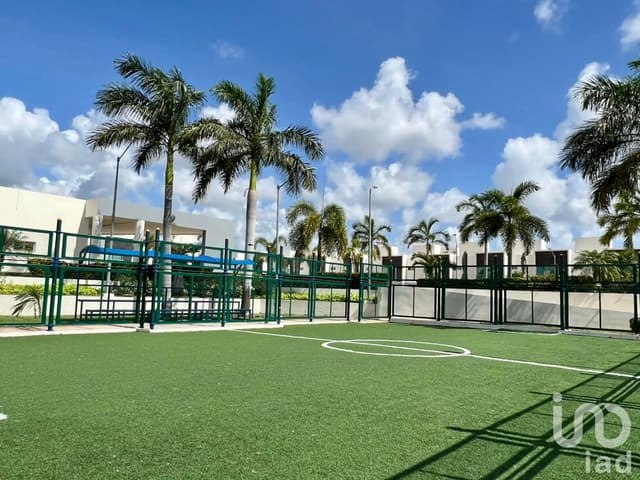 Casa en venta de 3 recámaras en Av Huayacan Cancún Quintana roo