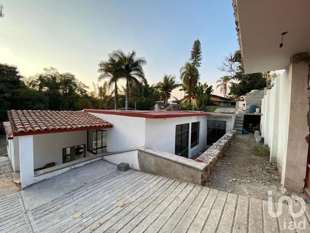 AMPLIA CASA DE UNA PLANTA EN VENTA CON GRAN JARDIN EN FRACCIONAMIENTO DE JIUTEPEC, MORELOS.