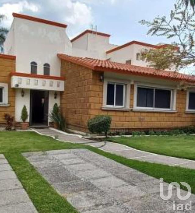 CASA EN VENTA CON ALBERCA Y JARDIN EN FRACCIONAMIENTO CON DOBLE VIGILANCIA