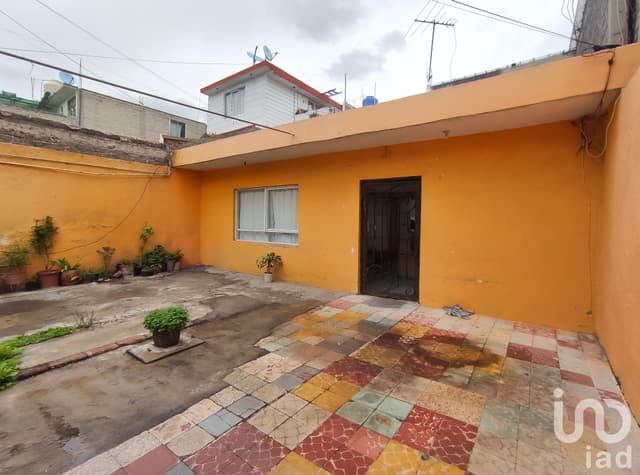 VENTA DE CASA A PRECIO DE TERRENO EN ZONA ESCOLAR, GAM.