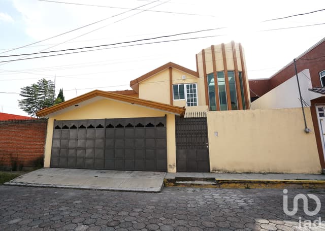 CASA EN RENTA, CON 4 HABITACIONES Y JARDIN, ZONA UDLAP.