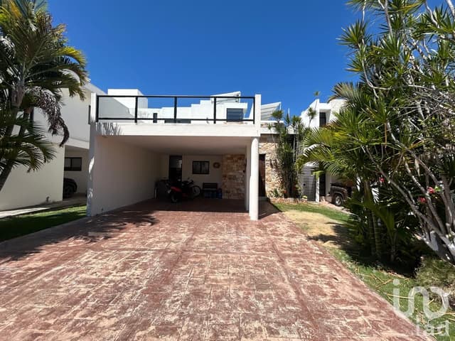 Casa en Renta en Privada Ubicada en Conkal, Yucatán, con Piscina y Paneles Solares