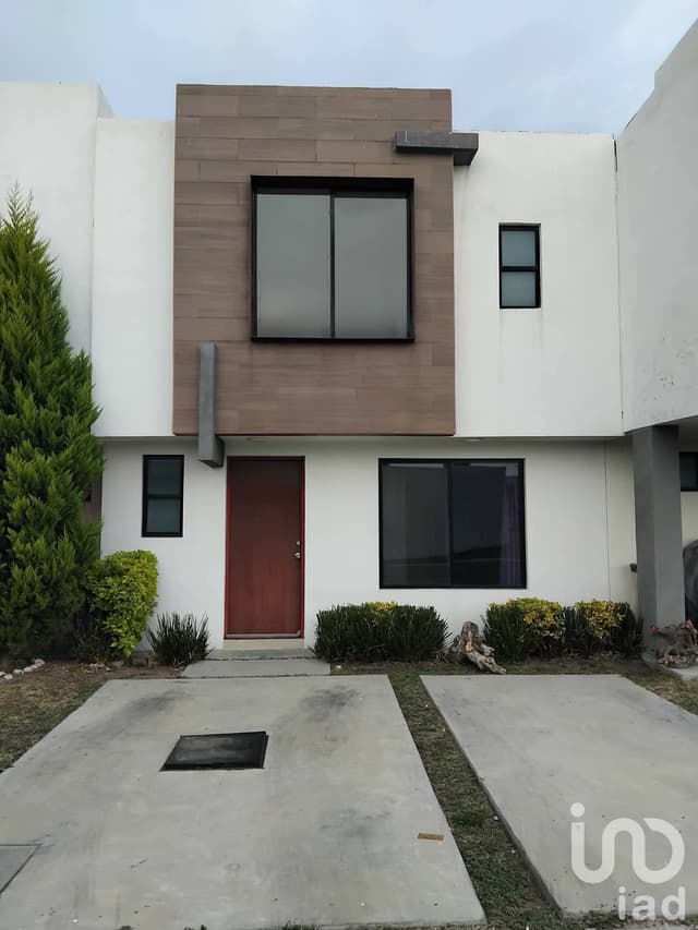 Casa en venta en Celaya, ALTEZA residencial por av Camino San Jose de Gto. con Alberca, Billar,