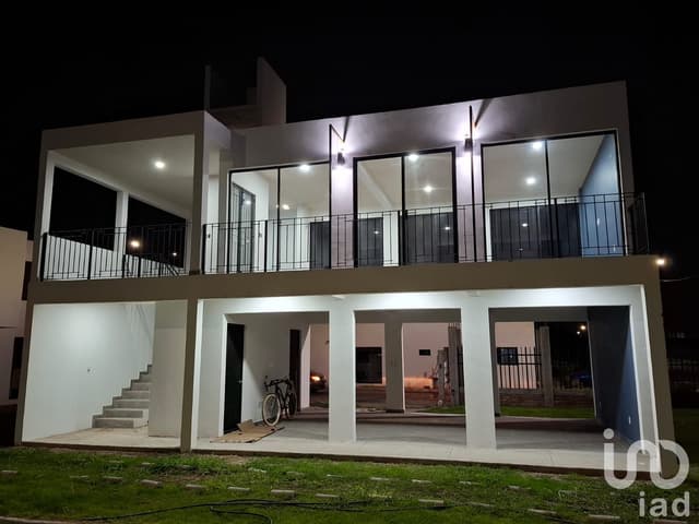 Casa 3 hab 1.5 baños Ventanales Santa María Celaya, Cercania a puertas,Industrial, gamesa, sabritas.