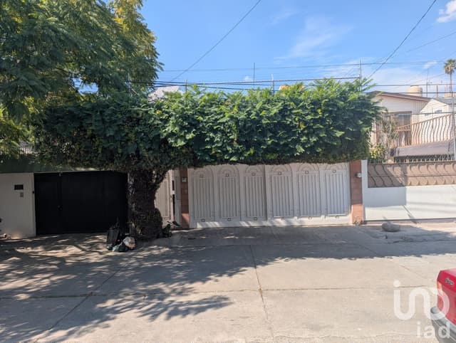 casa en venta en jardines de celaya 3 hab, 3 autos. con despacho y bodega