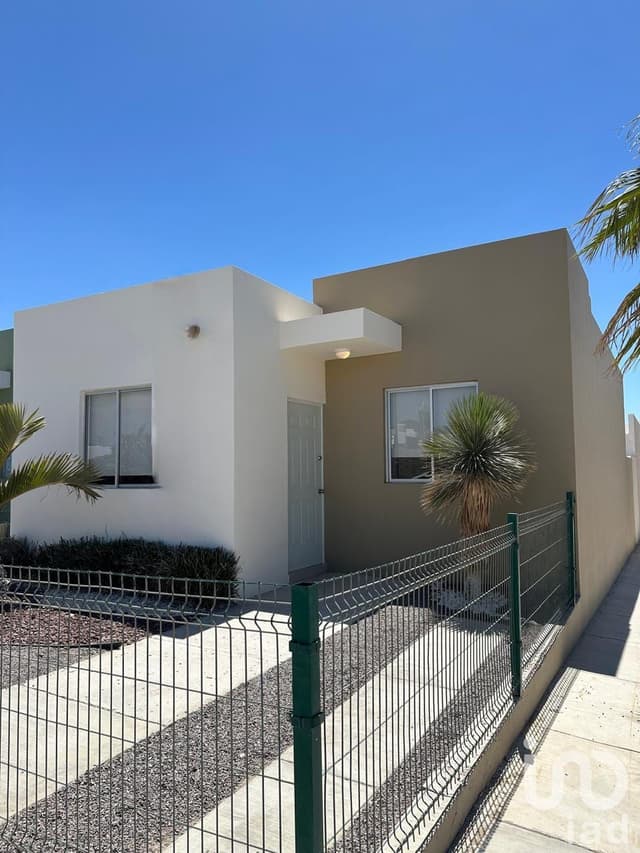 CASA EN VENTA EN LA PAZ BCS - ENTRADA A LA CIUDAD, CERCA DE BODEGA AURRERA Y CARRETERA A LOS CABOS