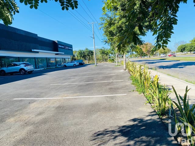 Local Comercial en renta - Plaza lateral periférico al poniente de Mérida.