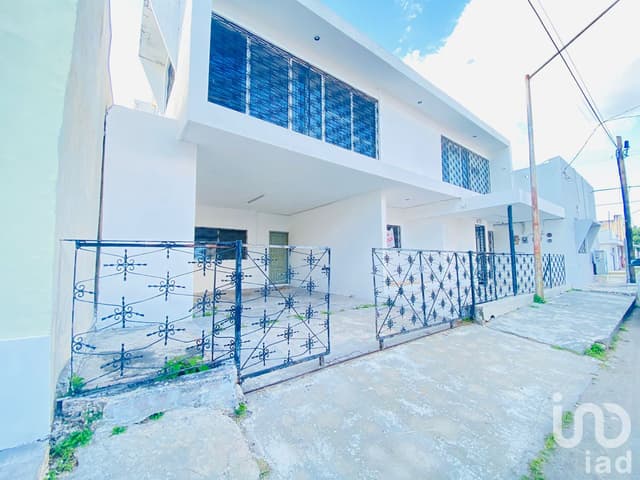 CASA en RENTA a una Calle del Parque de la Plancha, Centro, Mérida.