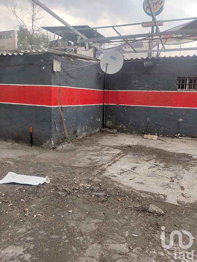 Terreno con construcción en Insurgentes Sur a un costado del Metrobús Santa Úrsula Xitla, uso mixto.