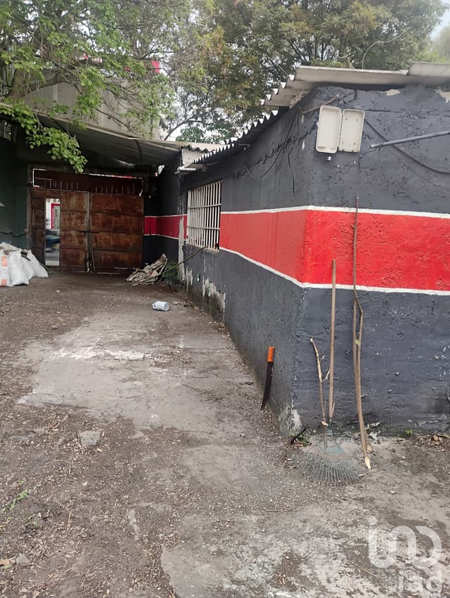 Terreno con construcción en Insurgentes Sur a un costado del Metrobús Santa Úrsula Xitla, uso mixto.