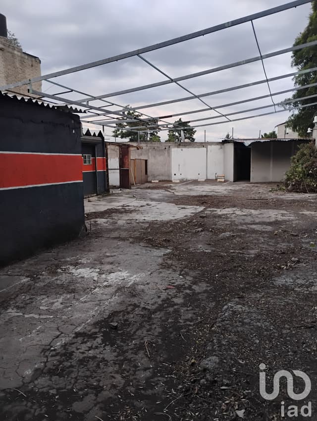 Terreno con construcción en Insurgentes Sur a un costado del Metrobús Santa Úrsula Xitla, uso mixto.