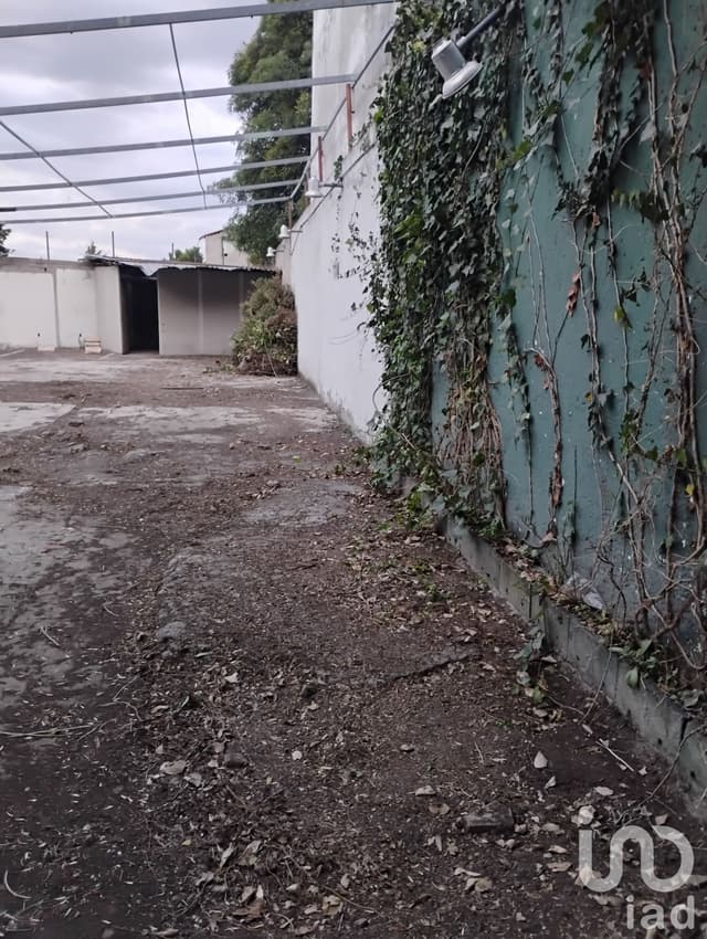 Terreno con construcción en Insurgentes Sur a un costado del Metrobús Santa Úrsula Xitla, uso mixto.