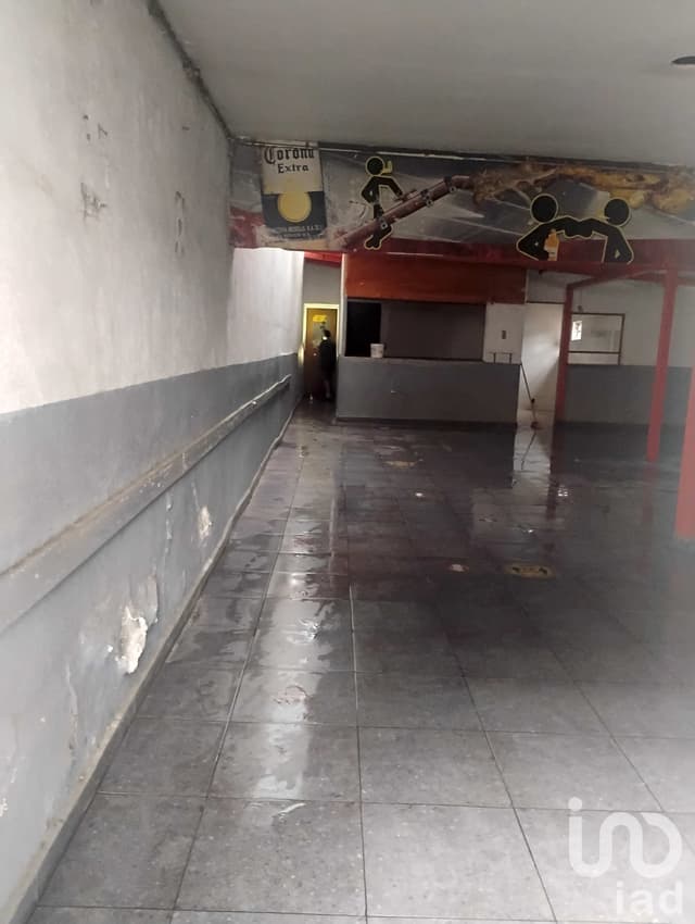 Terreno con construcción en Insurgentes Sur a un costado del Metrobús Santa Úrsula Xitla, uso mixto.