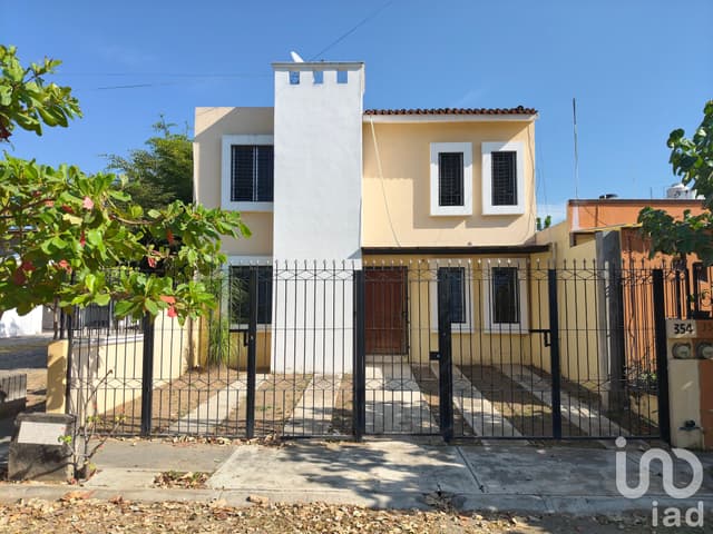 Casa en Venta en esquina en Real Bugambilias, Villa de Álvarez, Colima
