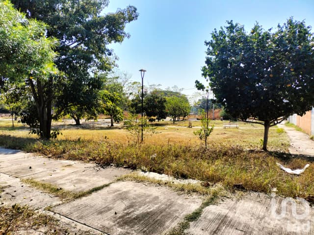 Casa en Venta. Frente a jardín, 3 recámaras, 1 en planta baja.
