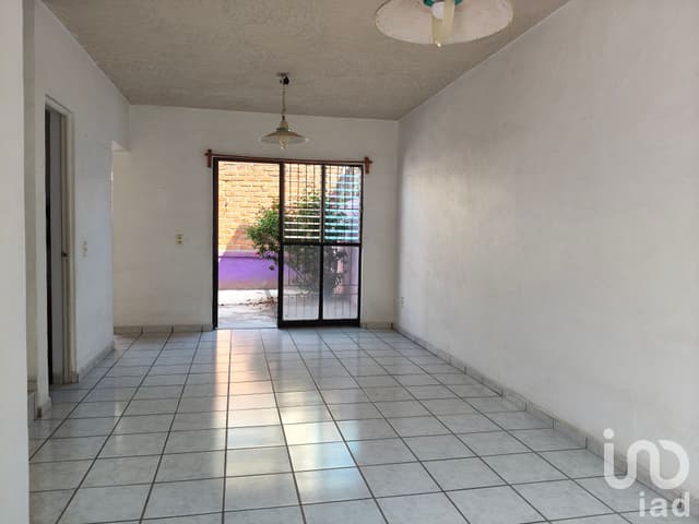 Casa en Venta. Oportunidad. Esquina con recámara en planta baja.