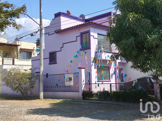 Casa en Venta. Oportunidad. Esquina con recámara en planta baja.