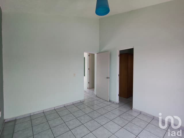 Casa en Venta. Esquina, 3 recámaras, acceso de servicio independiente.