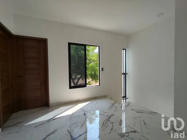 Casa en Venta. Frente a jardín, recámara en planta baja.