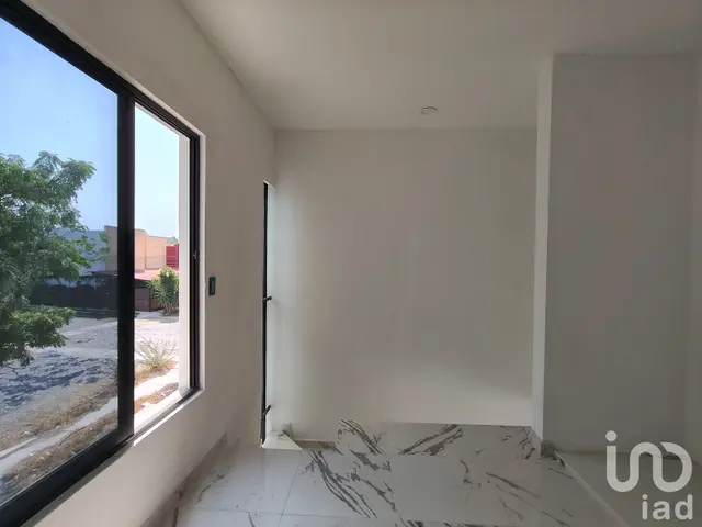 Casa en Venta. Frente a jardín, recámara en planta baja.