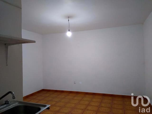 Casa con 3 departamentos y 4 cuartos independientes. Oportunidad de inversión!